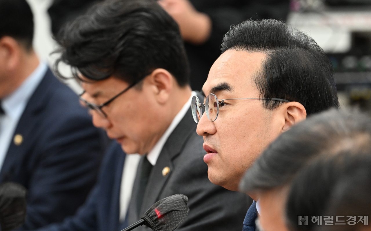 더불어민주당 원내대책회의가 7일 서울 영등포구 여의도 국회에서 열려 박홍근(가운데) 원내대표가 발언하고 있다. 임세준 기자