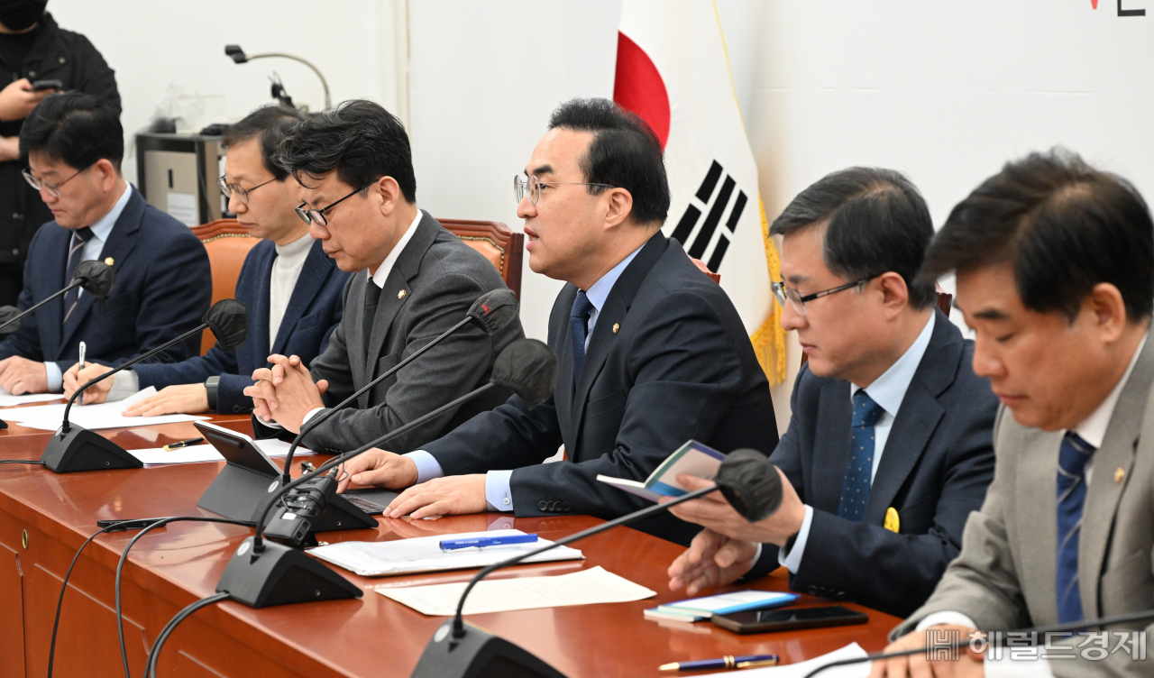더불어민주당 원내대책회의가 7일 서울 영등포구 여의도 국회에서 열려 박홍근(왼쪽 네번째) 원내대표가 발언하고 있다. 임세준 기자