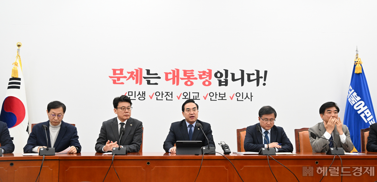 더불어민주당 원내대책회의가 7일 서울 영등포구 여의도 국회에서 열려 박홍근(가운데) 원내대표가 발언하고 있다. 임세준 기자