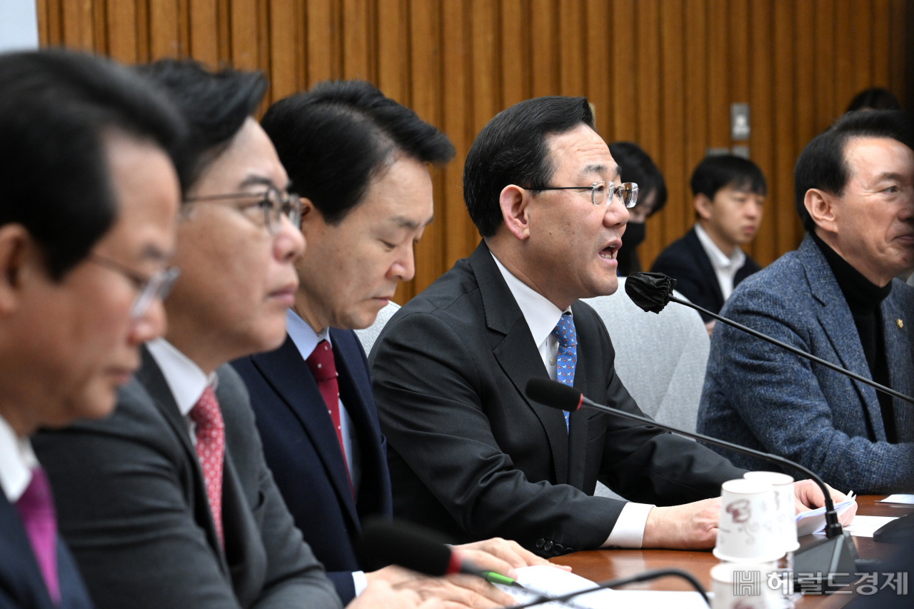 국민의힘 원내대책회의가 7일 서울 영등포구 여의도 국회에서 열린 가운데 주호영(왼쪽 네번째) 국민의힘 원내대표가 발언하고 있다. 임세준 기자