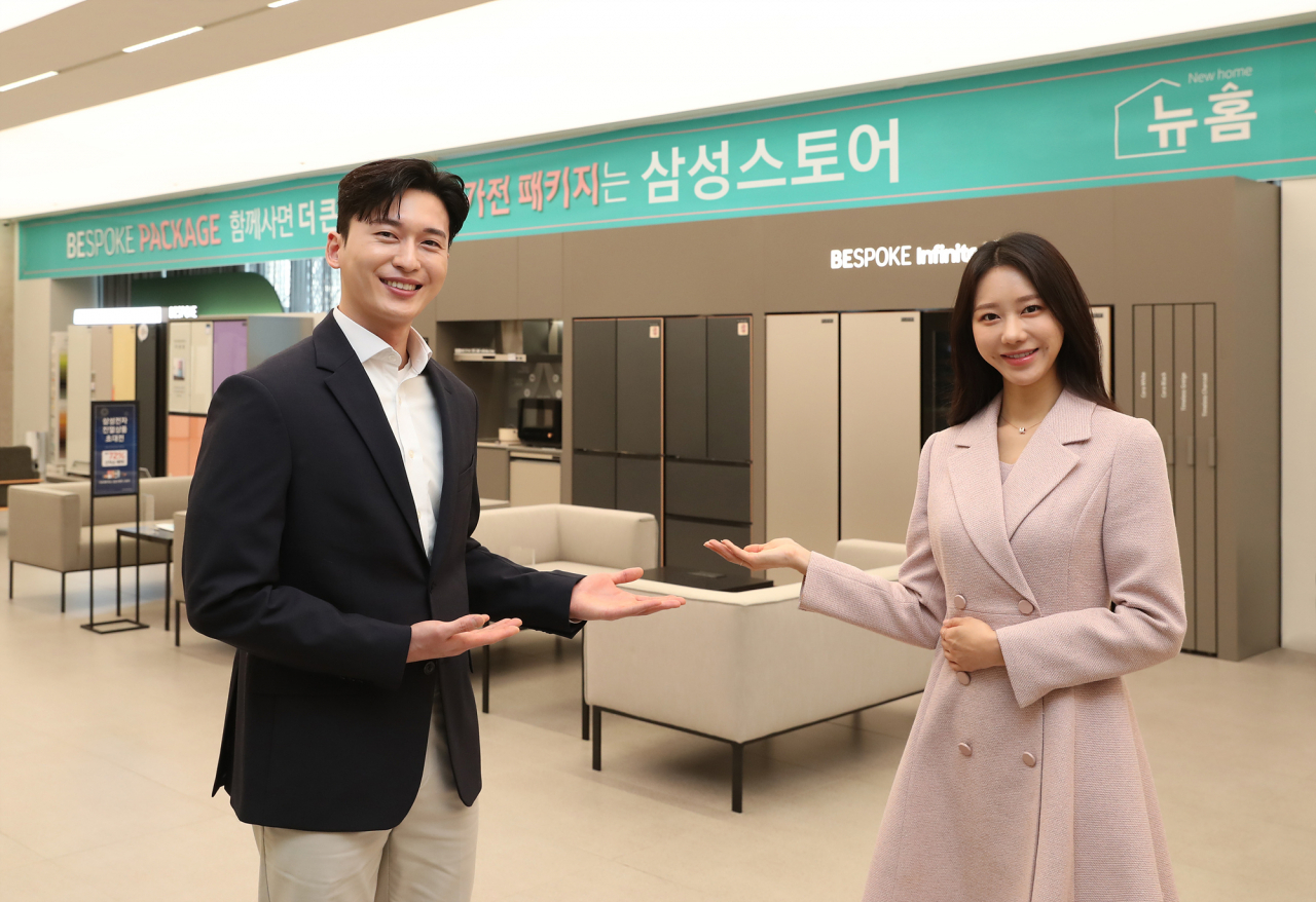 삼성전자 모델이 ‘삼성스토어’ 대치점을 소개하고 있는 모습. [삼성전자 제공]