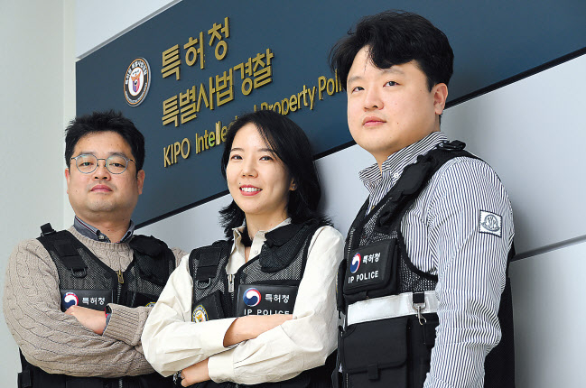 대전 서구 정부대전청사에서 특허청 특별사법경찰 이형원(왼쪽부터) 팀장과 김지언 수사관, 최승진 수사관이 팔짱을 끼고 포즈를 취했다. . 대전=임세준 기자