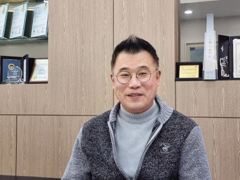 이종민 에이직랜드 대표가 수원 영통구 에이직랜드 본사에서 진행된 헤럴드경제와 인터뷰에서 국가 연구 산업의 시스템반도체 설계 역량에 대해 말하고 있다. 김지헌 기자