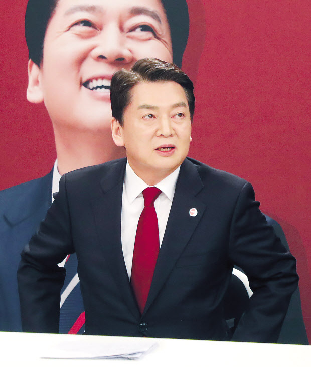 국민의힘 전당대회를 하루 앞둔 7일, 유력 당대표 후보인 김기현-안철수 의원이 라디오 인터뷰를 통해 설전을 벌이며 서로에 대한 공세를 강화했다. 사진은 지난 5일 국회에서 열린 자신의 청년정책 지원단에서 인사말을 하는 김기현(위쪽) 후보와 3일 서울 마포구 채널A에서 열린 당대표 후보자 토론회에 참석한 안철수 후보. [연합]