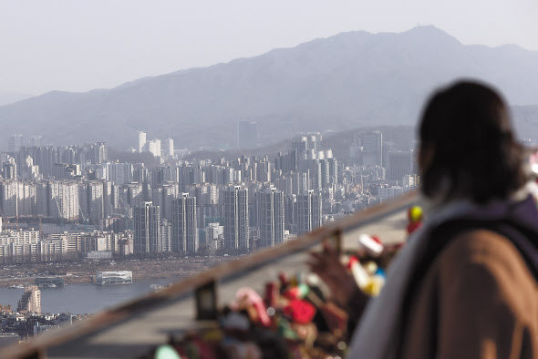 서울 남산에서 바라본 한강 이남 아파트 단지 모습. [연합]