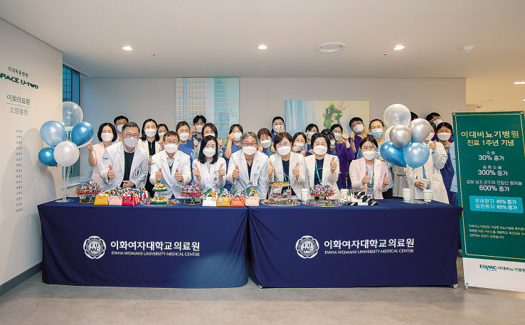 이대비뇨기병원 1주년을 기념해 의료진들이 기념촬영을 하고있다.