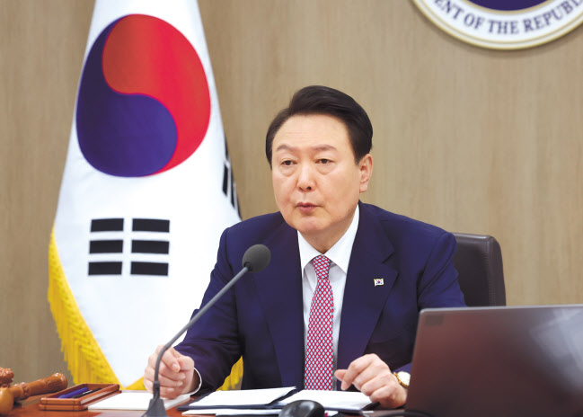 윤석열 대통령이 7일 서울 용산 대통령실 청사에서 열린 국무회의에서 발언하고 있다. 윤 대통령은 이 자리에서 전날 정부가 일제강점기 강제징용 피해자 배상 해법안에 대해 “한일 양국의 공동 이익과 미래발전에 부합한다”고 말했다. [연합]