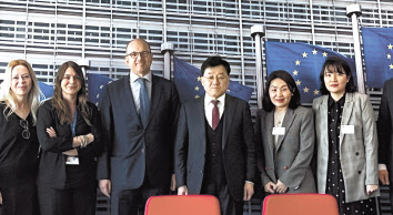 정만기(가운데) 한국무역협회 부회장은 2일(목) EU 집행위원회를 방문하여 콜린 씨슬루나 인구구조 정책 총괄 수석 보좌관(왼쪽 세번째)과 면담을 진행했다. [무역협회 제공]