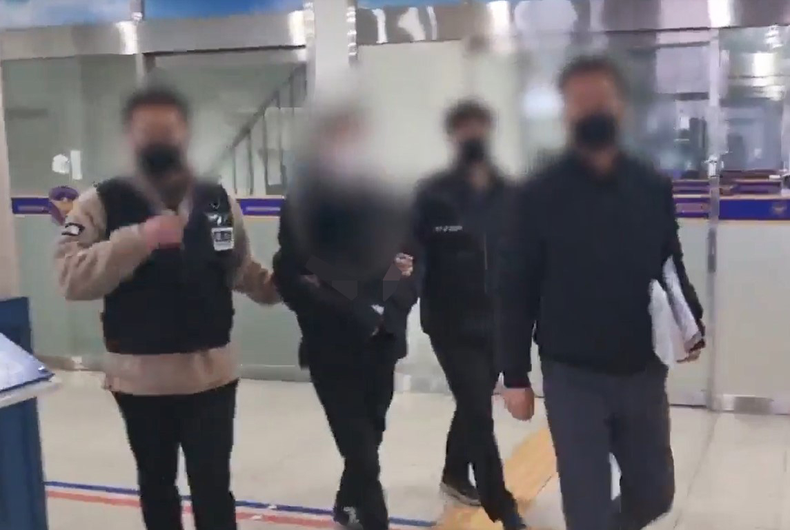 인천경찰청 중요미제사건 전담수사팀은 강도살인 혐의로 A씨와 B씨 등 남성 2명을 구속했다고 7일 밝혔다. 이들은 2007년 7월 1일 인천시 남동구 한 도로변에서 택시기사를 살해하고 현금을 빼앗은 혐의를 받고 있다. 경찰은 사건 발생 16년만인 올해 1&sim;2월 이들을 차례로 검거했다. 사진은 경찰에 검거된 A씨 모습. 연합뉴스