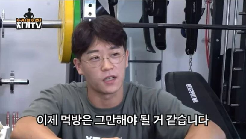 ‘학폭’ 몸짱 유튜버, 앞에선 사과 방송…뒤에선 “법정에서 보자”