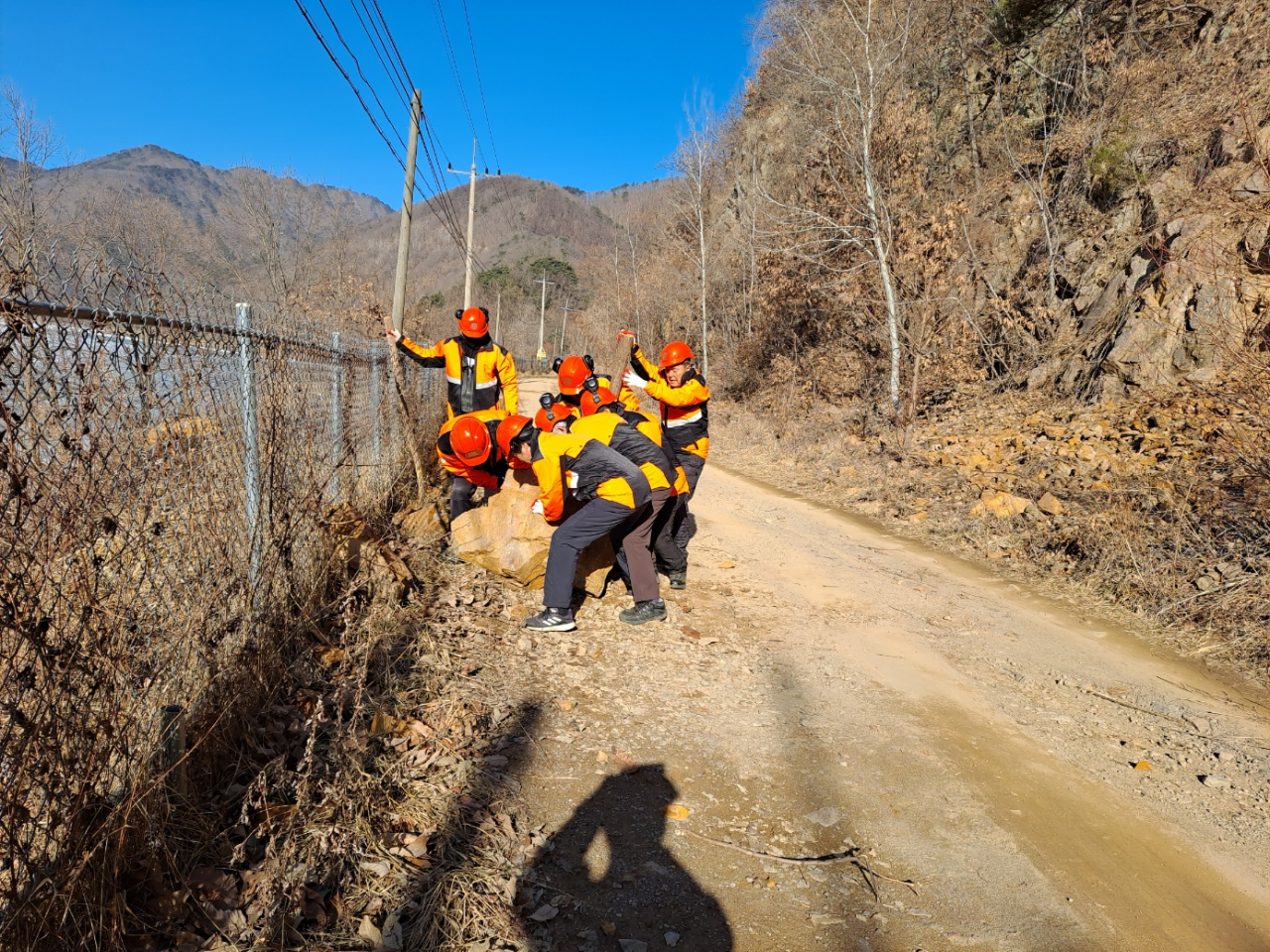 산사태취약지역 내 임도에 떨어진 낙석 제거