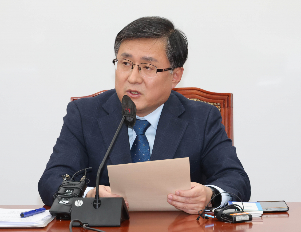 김성환 더불어민주당 정책위의장이 7일 국회에서 열린 원내대책회의에서 발언하고 있다. [연합]
