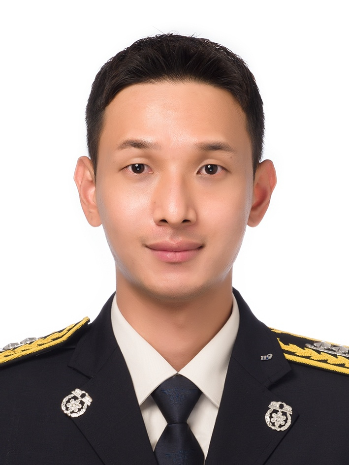 전북도 소방본부는 6일 오후 8시 33분쯤 김제시 금산면의 한 주택에서 난 불을 진화하던 성공일(30) 소방사가 숨졌다고 밝혔다. 사진은 지난해 임용된 성 소방사.[연합]