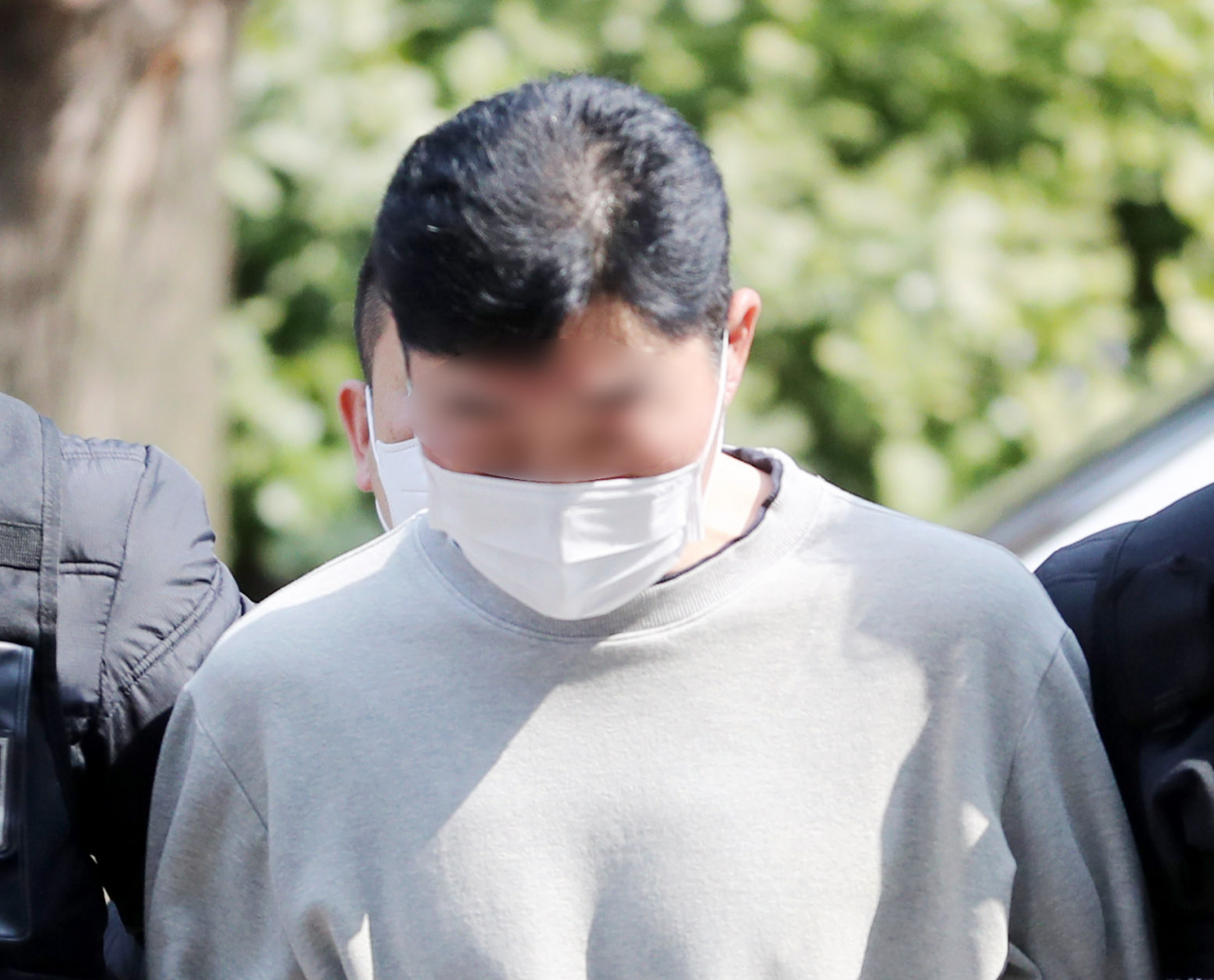 인천 현대시장에서 불을 질러 점포 47곳을 태운 혐의를 받는 A(48)씨가 7일 오후 구속 전 피의자 심문(영장실질심사)을 받기 위해 인천시 미추홀구 인천지법으로 들어서고 있다. [연합]