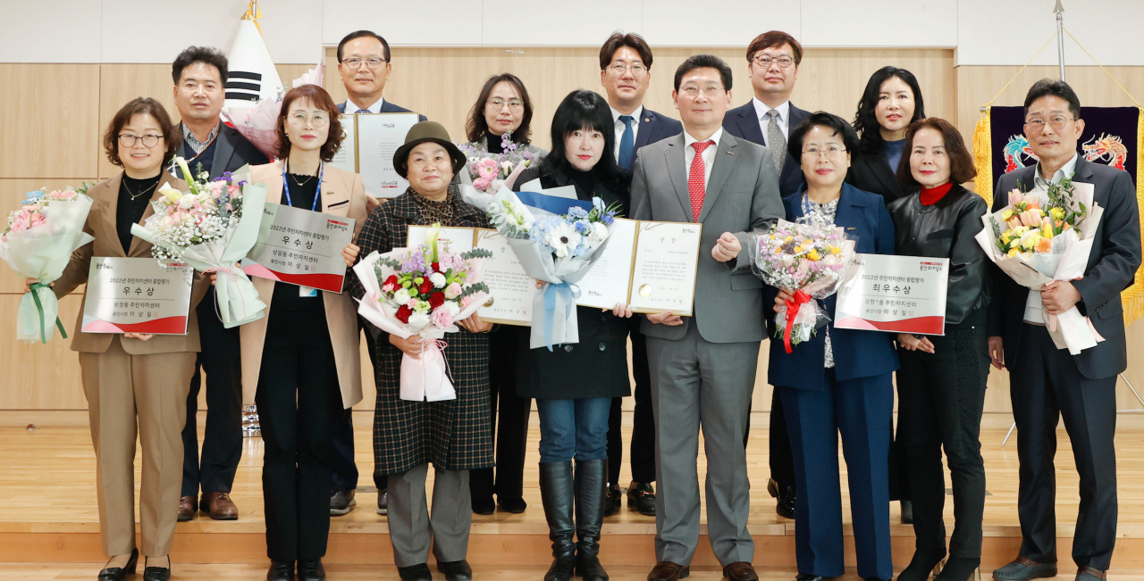 이상일 용인특례시장이 주민자치센터 운영 종합평가 우수 센터로 수상한 관계자들과 기념 촬영을 하고 있다.
