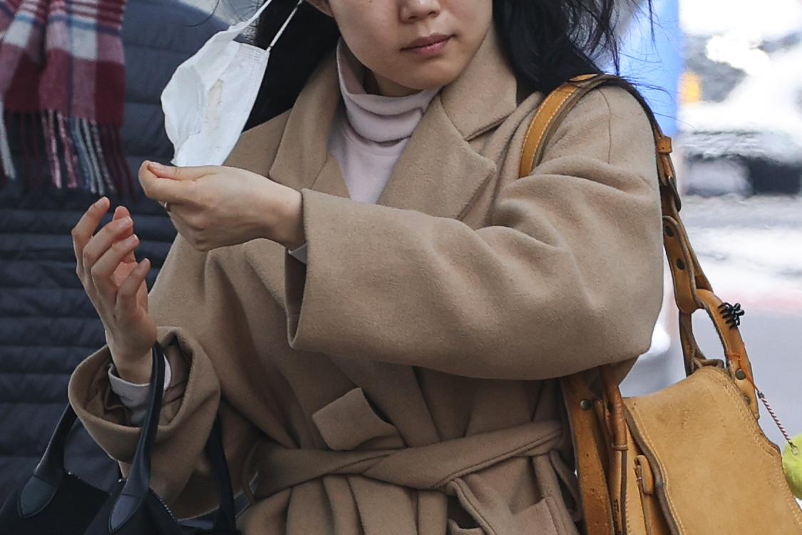 서울 광화문광장 버스정류장에서 한 시민이 버스에서 내리며 마스크를 벗고 있다, [연합]