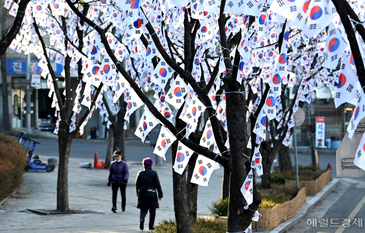 제104주년 3.1절을 이틀 앞둔 27일 서울 용산구 효창공원 입구에 태극기 거리가 조성되어 있다. 용산구는 제104주년 3.1절을 맞아 지하철6호선 효창공원역부터 효창공원 사이 거리와 효창공원 정문 앞 나무에 태극기를 달아 태극기 거리를 조성했다. 임세준 기자