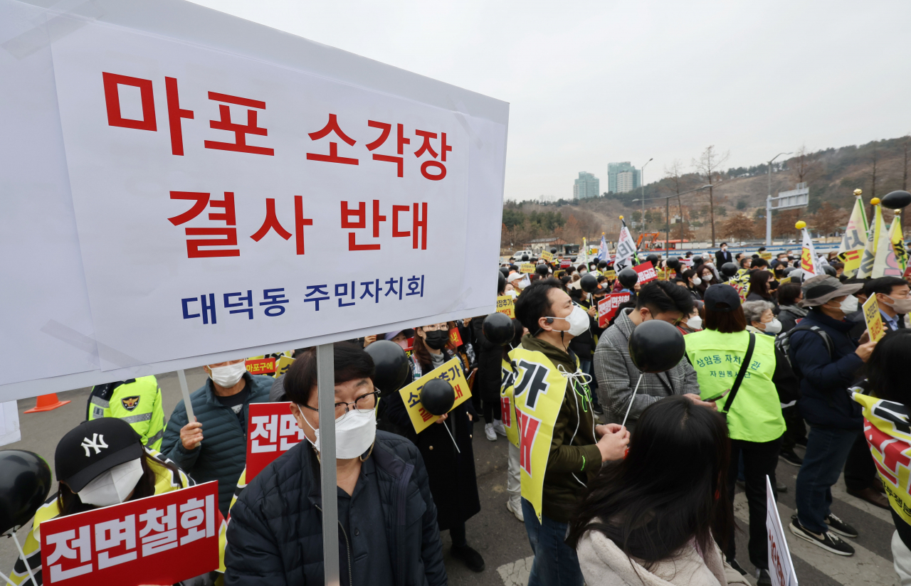 7일 오전 서울 상암동 광역자원회수시설 전략환경평가서(초안) 공청회가 열리는 마포구 서울월드컵경기장 리셉션홀 서문 입구에서 주민 등 마포소각장 추가 백지화투쟁본부 관계자들이 서울시 규탄 집회를 하고 있다. 연합뉴스