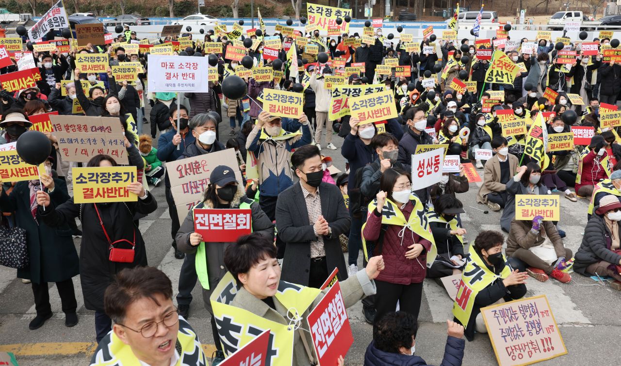 7일 오전 서울 상암동 광역자원회수시설 전략환경평가서(초안) 공청회가 열리는 마포구 서울월드컵경기장 리셉션홀 서문 입구에서 주민 등 마포소각장 추가 백지화투쟁본부 관계자들이 서울시 규탄 집회를 하고 있다. 연합뉴스