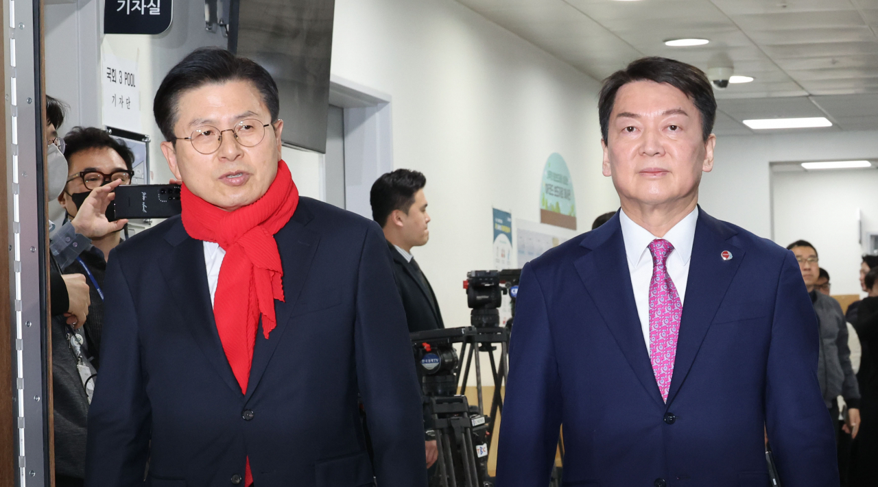 안철수 국민의힘 당 대표 후보(오른쪽)와 황교안 당 대표 후보가 7일 오후 서울 여의도 국회 소통관에서 '대통령실 행정관 단톡방 김기현 지지' 논란 관련 공동회견을 하기 위해 기자회견장에 들어서고 있다. [연합]