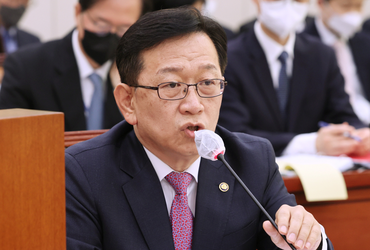 석동현 민주평화통일자문회의 사무처장이 지난달 15일 오전 열린 국회 외교통일위원회 전체회의에서 의원질의에 답변하고 있다. 연합뉴스