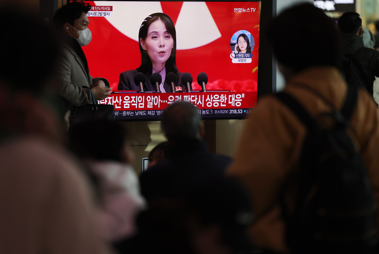 Passersby watch a news report on North Korean missile launches on Feb. 20 at Seoul Station in Seoul. (Yonhap)