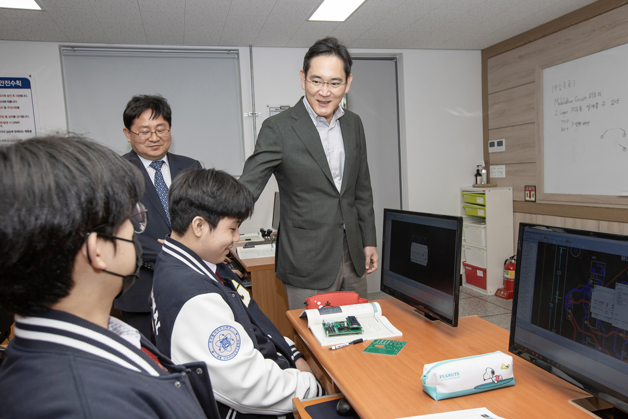 이재용 삼성전자 회장이 7일 경북 구미시에 위치한 구미전자공업고등학교를 방문해 수업을 참관하고 학생들과 기념사진을 촬영하는 모습.[삼성전자 제공]