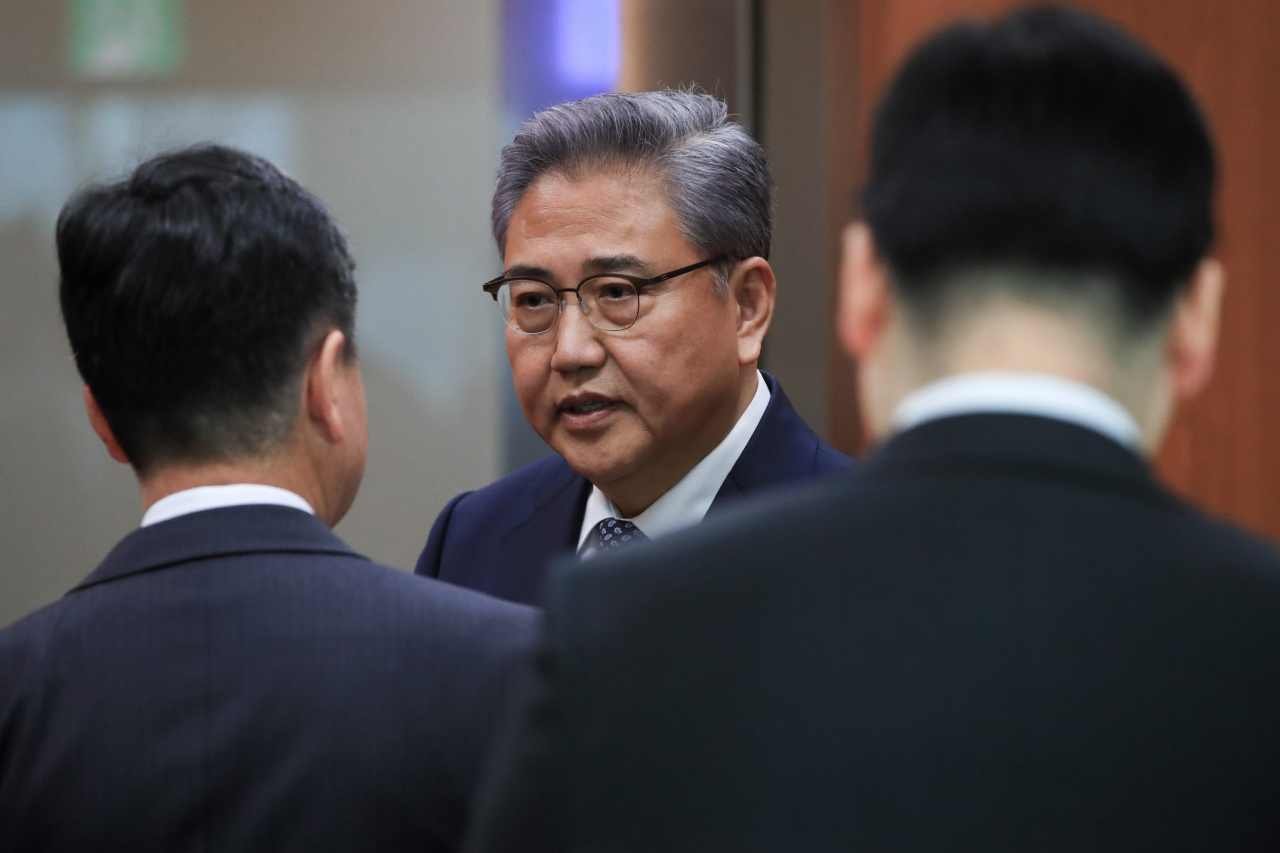 박진 외교부 장관이 6일 서울 종로구 외교부 청사에서 일제 강제징용 피해배상 해법 발표를 마친 뒤 청사 로비에서 한 인사를 만나 대화를 나누고 있다. [연합]