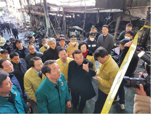 지난 5일 발생한 인천시 동구 현대시장 화재 현장을 방문한 인천광역시의회 허식 의장〈사진 중앙〉