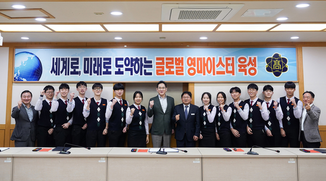 이재용 삼성전자 회장이 7일 경북 구미시에 위치한 '구미전자공업고등학교'를 방문해 학생들과 기념사진을 촬영하는 모습.[삼성전자 제공]