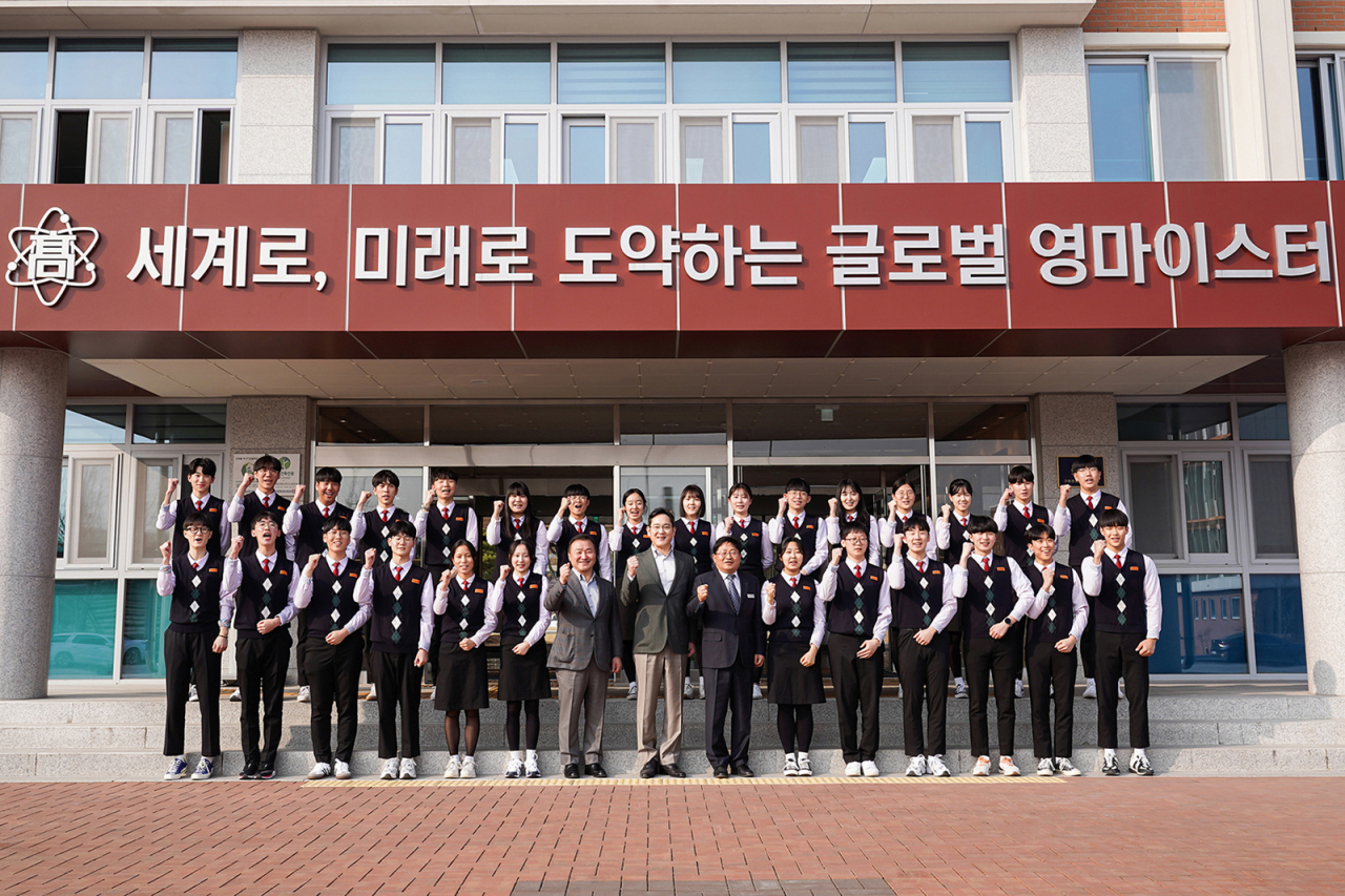 이재용 삼성전자 회장이 7일 경북 구미시에 위치한 '구미전자공업고등학교'를 방문해 학생들과 기념사진을 촬영하는 모습.[삼성전자 제공]