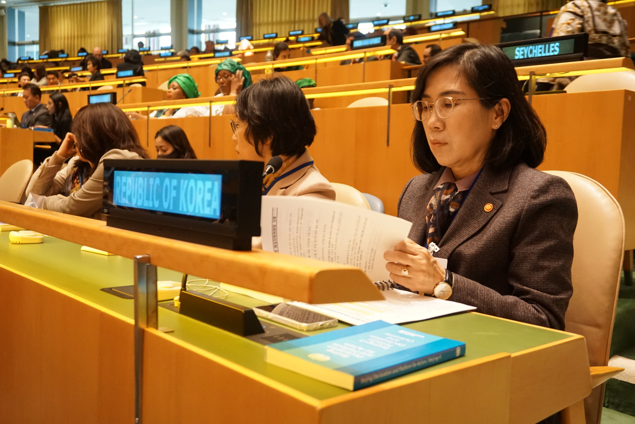 Kim Hyun-sook, minister of gender equality and family, looks through documents at the the 67th session of the Commission on the Status of Women in New York on Monday. (Yonhap)