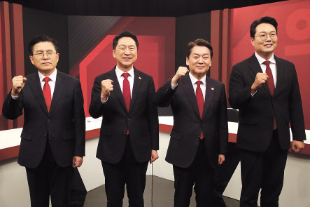 황교안(왼쪽부터), 김기현, 안철수, 천하람 등 국민의힘 당대표 후보들이 지난 3일 서울 마포구 채널A에서 열린 토론회에 참석해 기념촬영을 하고 있다. [연합]