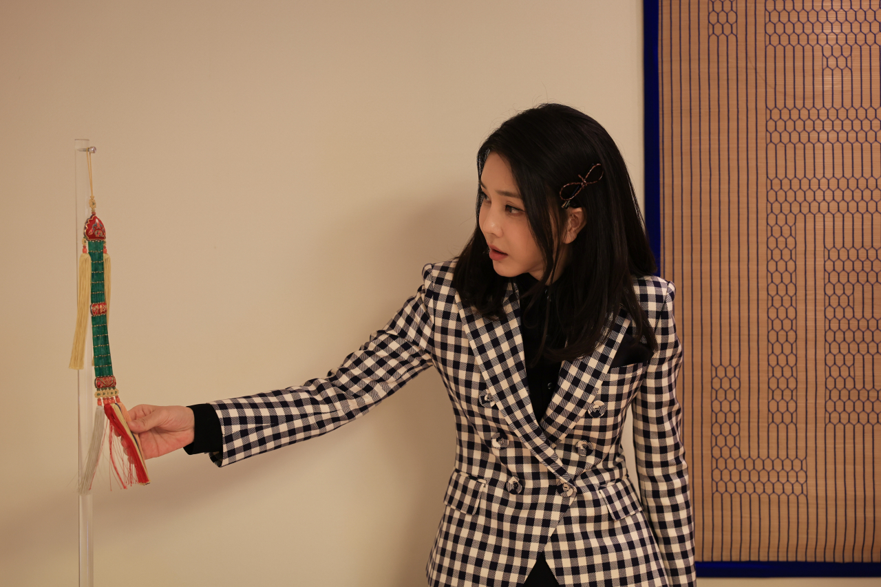 김건희 여사가 7일 청와대 상춘재에서 국가무형문화재 가계 전승자들의 작품을 관람하고 있다. [연합]