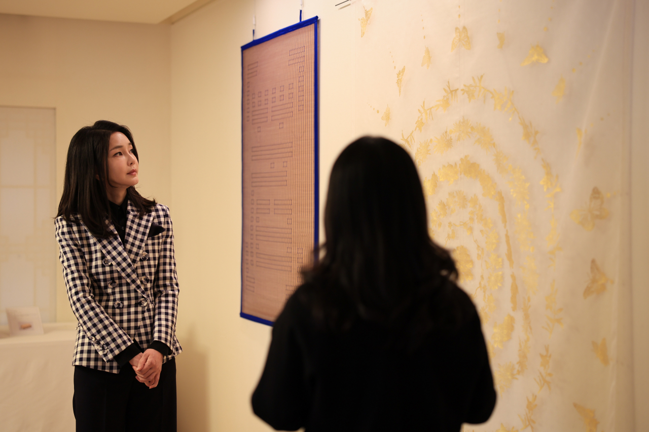 김건희 여사가 7일 청와대 상춘재에서 국가무형문화재 가계 전승자들의 작품을 관람하고 있다.[ 연합]