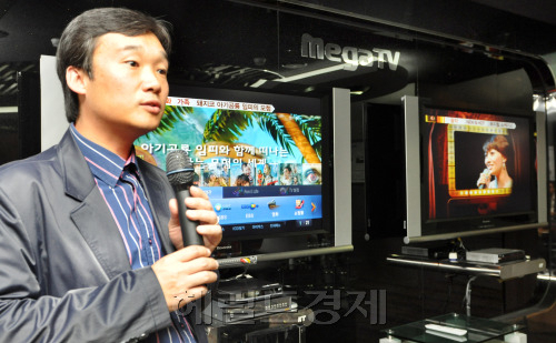 지난 2008년 11월 윤경림 당시 KT 미디어본부장이 IPTV 시연회를 진행하는 모습. [헤럴드경제DB]