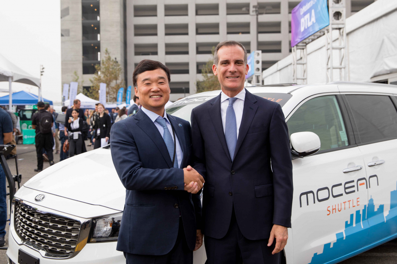 지난 2019년 현대자동차 오픈이노베이션 전략사업부장으로 재직하던 윤경림(왼쪽) 사장. 윤 사장은 2021년 9월 다시 KT로 복귀했다. [현대자동차 제공]