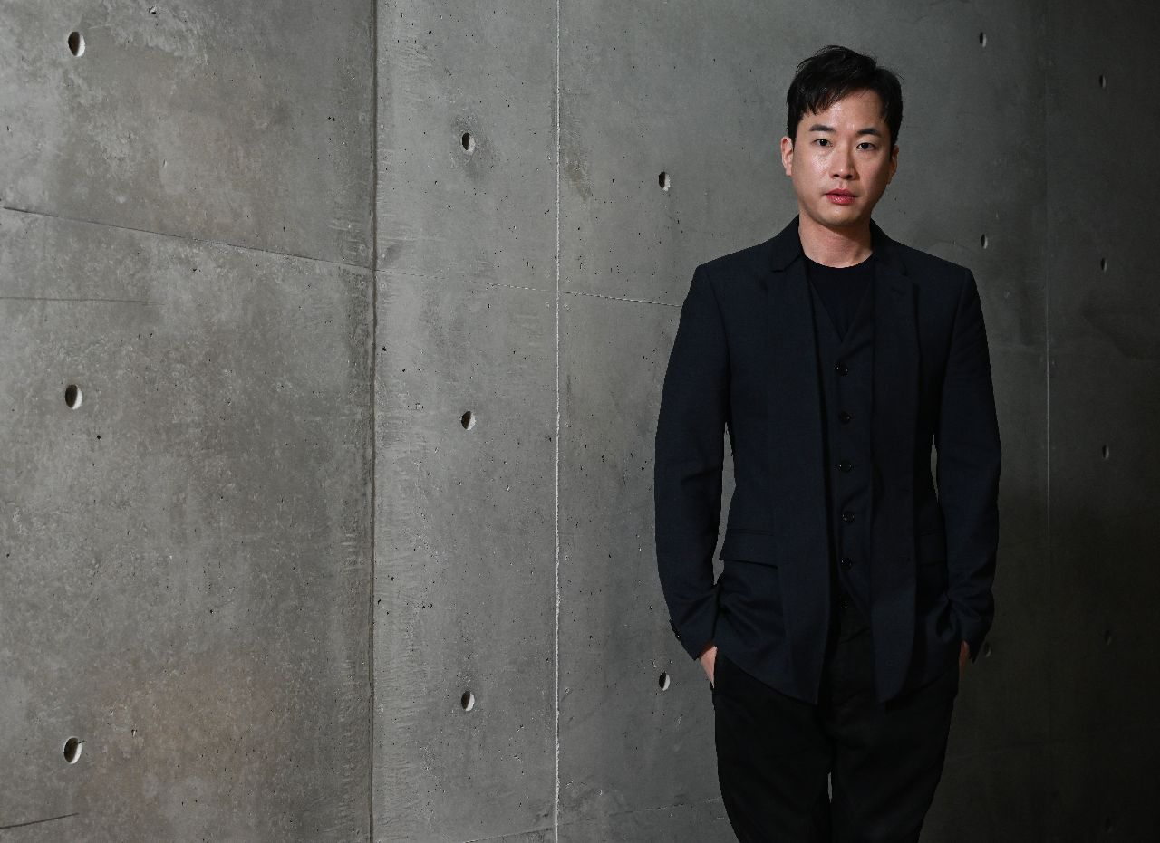 Jung Jae-il poses for photos during an interview with The Korea Herald on Feb. 24 at JCC Art Center in Seoul. (Im Se-jun/The Korea Herald)