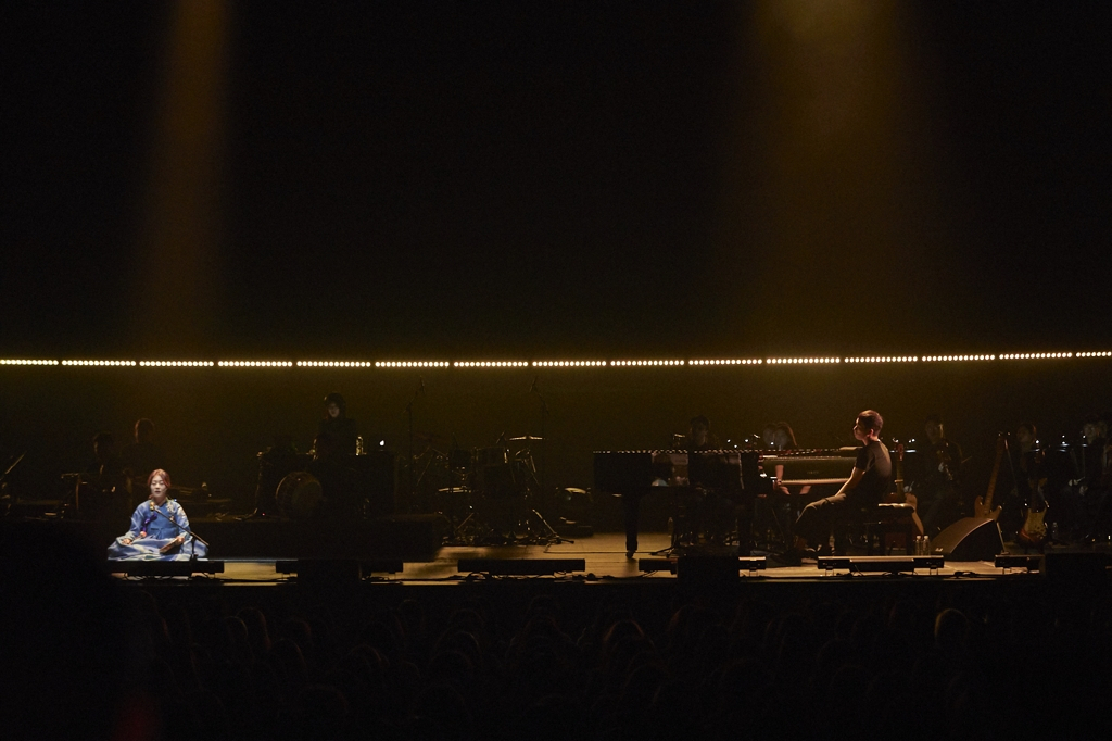 Jung Jae-il (right) performs a rearranged version of “Binari,” a traditional song for “wishing well,” with pansori singer Kim Yul-hee and a gugak ensemble during his concert on February 16, 2020, at Blue Square in Seoul. (Blue Boy)