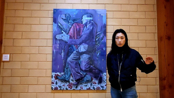 작품에 대해 설명하고 있는 김지연 작가. [전등사 서운갤러리]