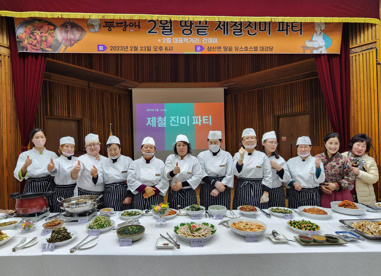 전 군민의 셰프화? 해남 주민들이 남도미식의 발전을 위해 연구개발에 나서, 매달 제철진미파티를 열고 있다.