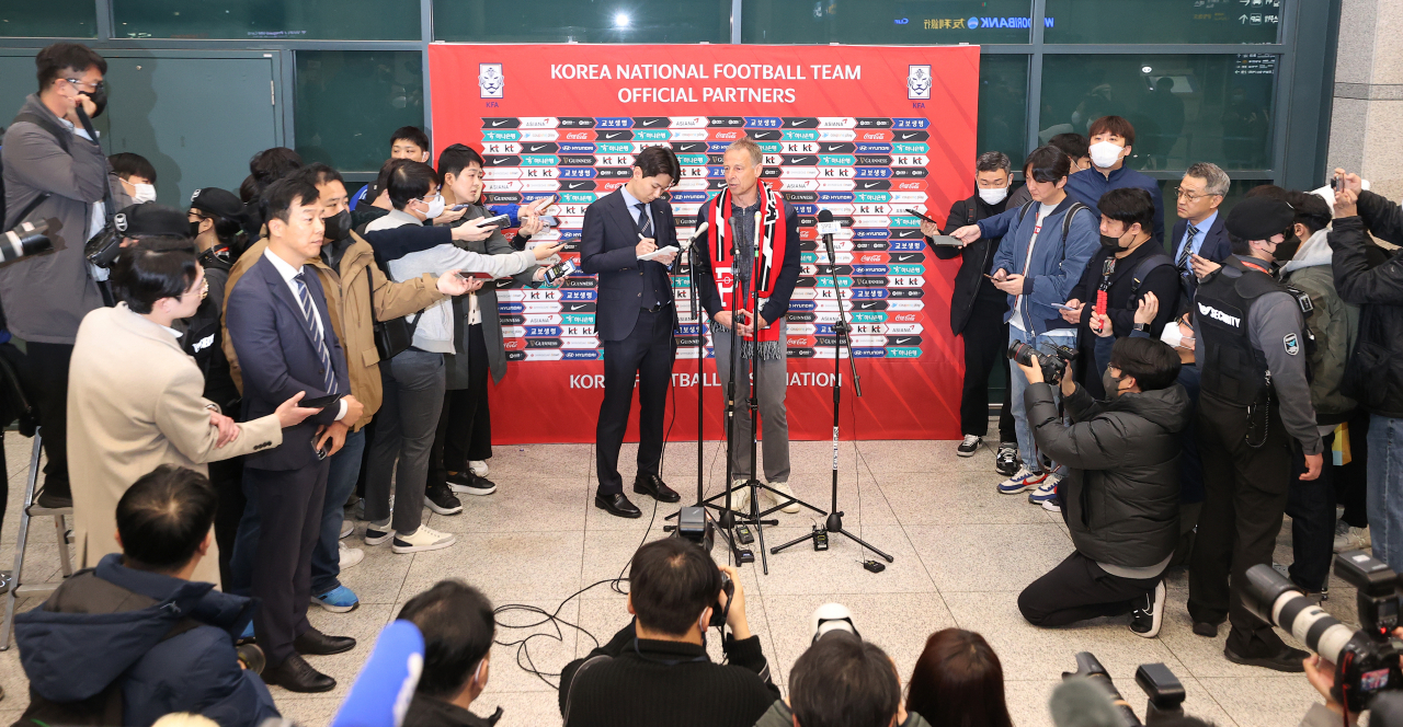 클린스만 감독이 8일 오전 인천국제공항 제1여객터미널을 통해 입국해 취재진 질문에 답하고 있다. 연합뉴스
