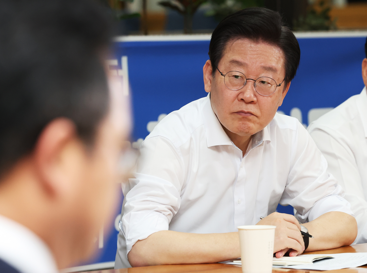 이재명 더불어민주당 대표가 7일 오후 경기도 안양시 만안구의 한 사우나에서 열린 소상공인 에너지 지원법 관련 현장간담회에서 참석자 발언을 듣고 있다. [연합]