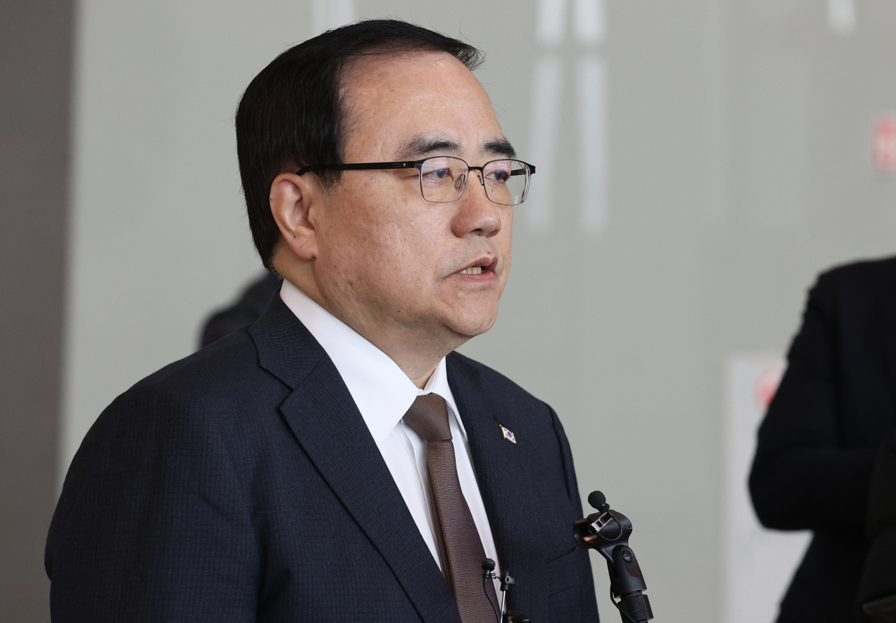 김성한 국가안보실장이 5일 오전 인천국제공항 제2여객터미널을 통해 미국 워싱턴 DC로 출국하기 전 취재진과 질의응답을 하고 있다. [연합]