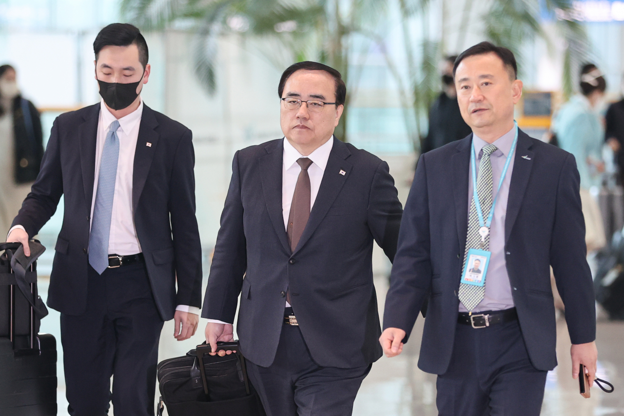 김성한 국가안보실장이 5일 오전 인천국제공항 제2여객터미널을 통해 미국 워싱턴 DC로 출국하고 있다. [연합]