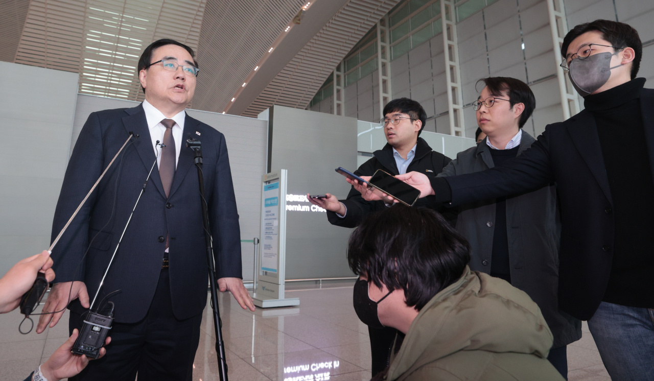 한미동맹 70주년을 맞아 방미하는 김성한 국가안보실장이 5일 오전 인천국제공항 제2여객터미널을 통해 미국 워싱턴 DC로 출국하기 전 취재진과 질의응답을 하고 있다. [연합]