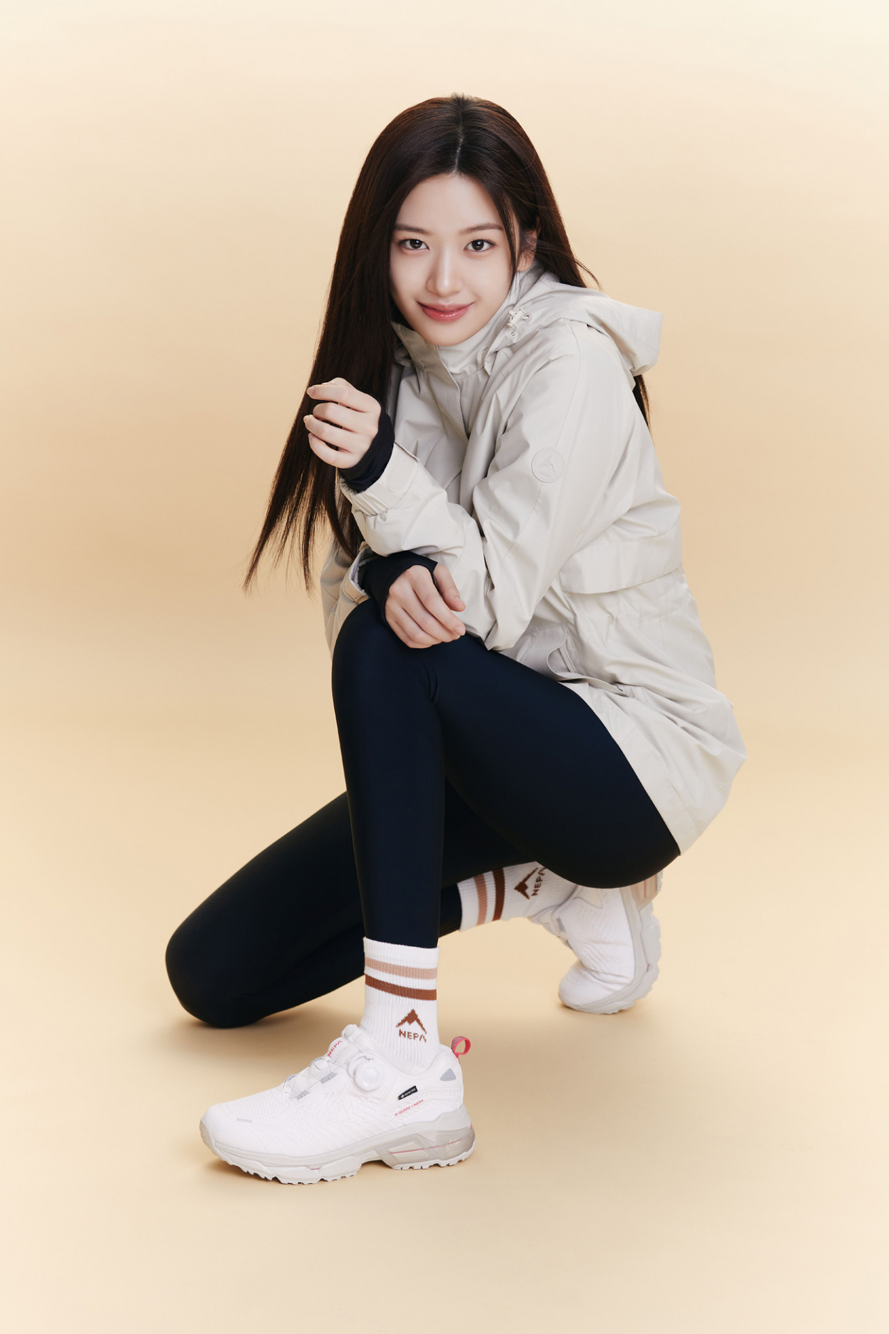 ‘하이플로우 쿠시’를 신은 네파 브랜드 모델인 걸그룹 아이브 멤버 안유진. [네파 제공]