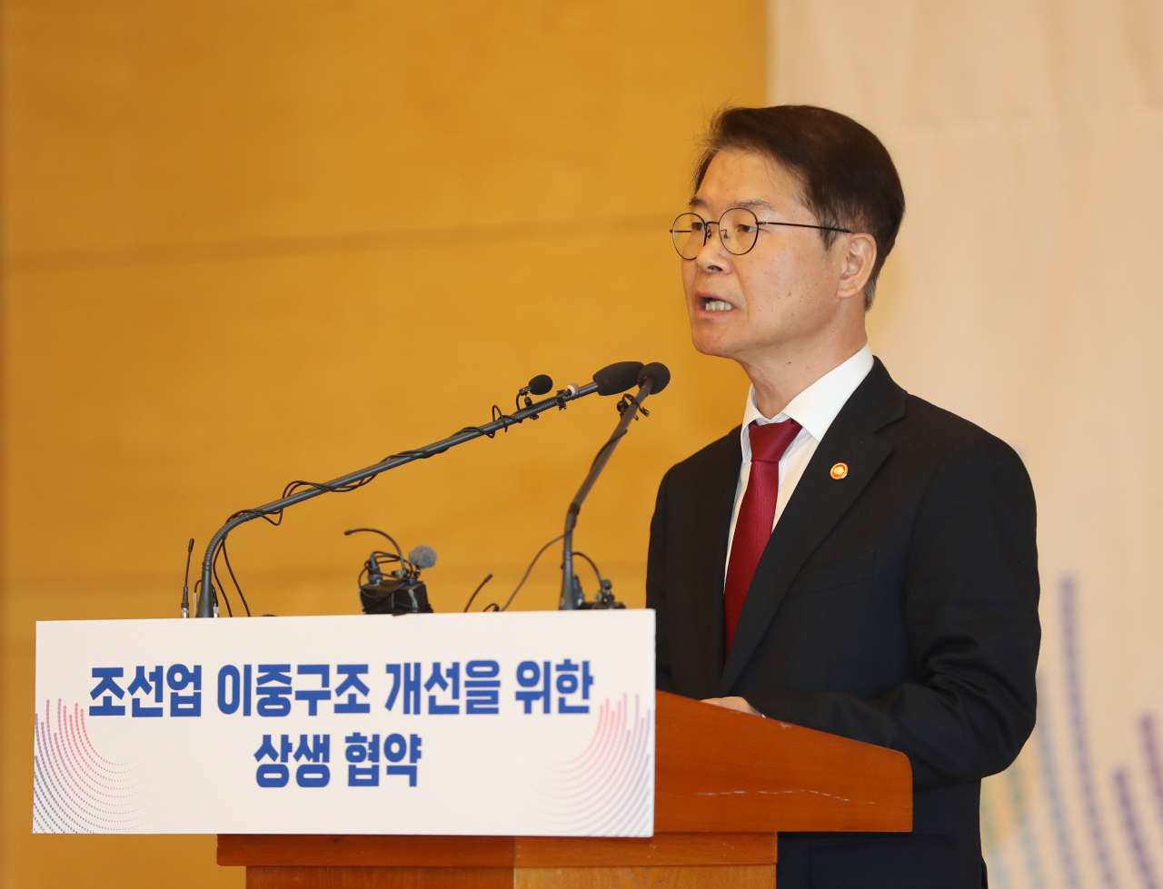 이정식 고용노동부 장관이 27일 오전 울산시 동구 현대중공업 영빈관에서 열린 조선업 이중구조 개선을 위한 상생 협약식에서 발언하고 있다. [연합]