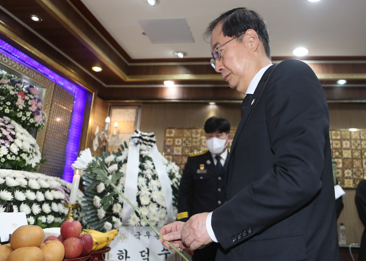 한덕수 국무총리가 8일 오전 전북 전주시 덕진구 한 장례식장에 마련된 화재 현장에서 순직한 성공일 소방사의 빈소를 조문하고 있다. [연합]
