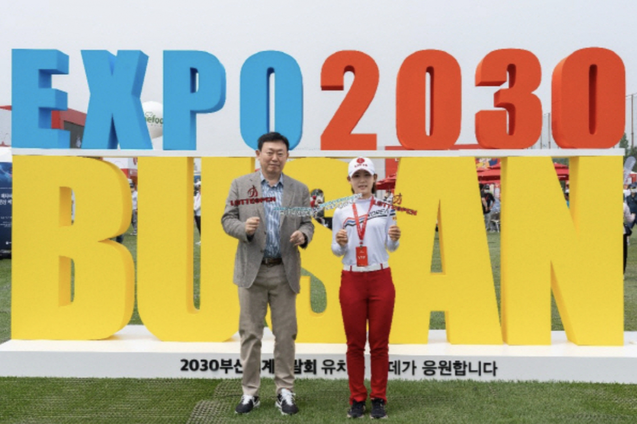 신동빈(왼쪽) 롯데그룹 회장이 지난해 6월 ‘2022 롯데 오픈’이 열린 인천 서구 베어즈베스트청라GC에서 부산 엑스포를 홍보하는 모습. [롯데그룹 제공]